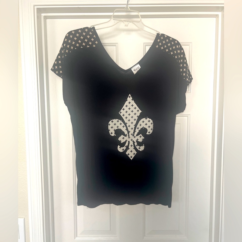 Vocal black & white with crosses on sleeves, fleur-de-lis with black crystals L